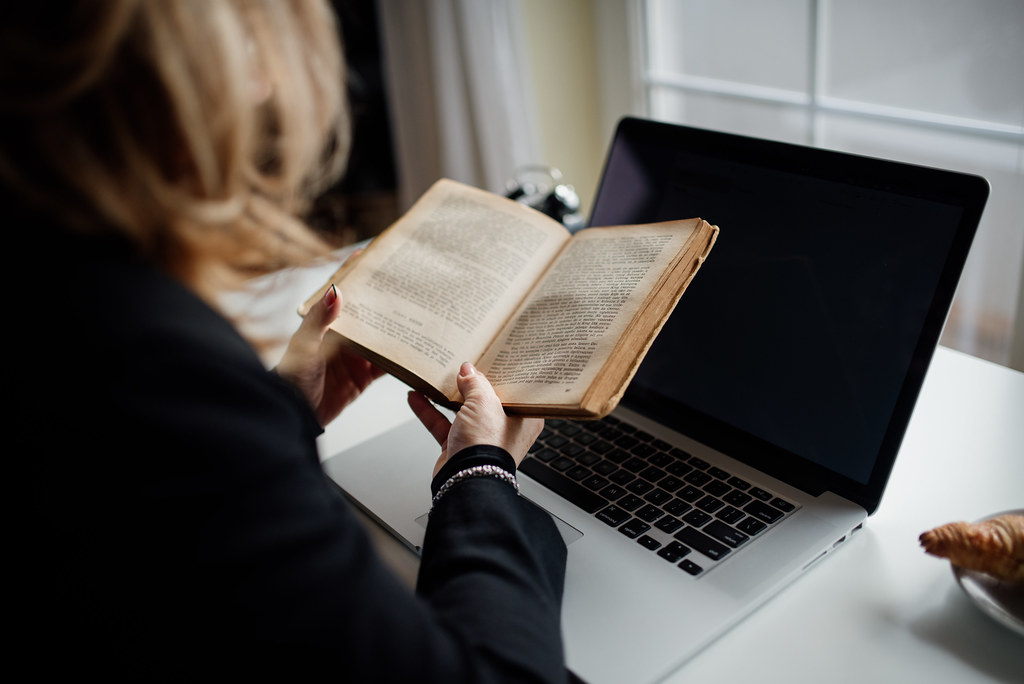 Kniha a notebook počas učenia